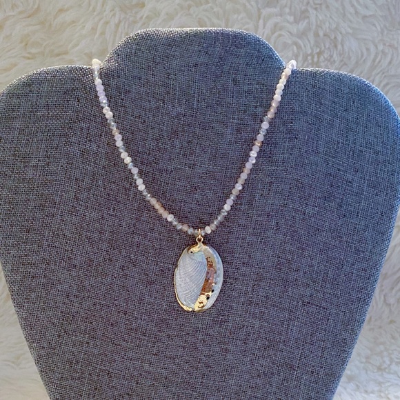 Jewelry - Seashell VSCO Beaded Necklace Earring Set